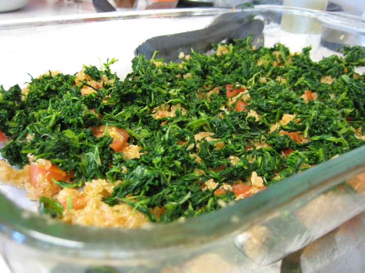 layer of quinoa, tomatoes and spinach